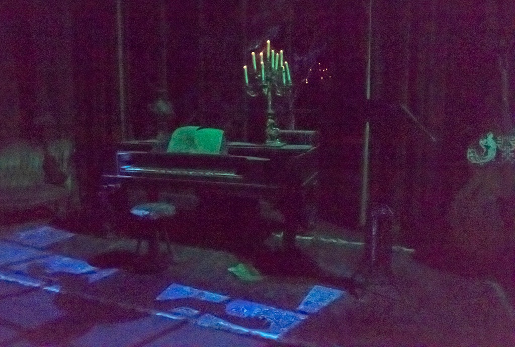 WDW201808-027 Ghostly piano player.jpg