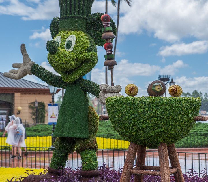 Mickey grilling topiary