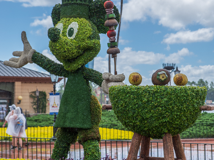Mickey grilling topiary