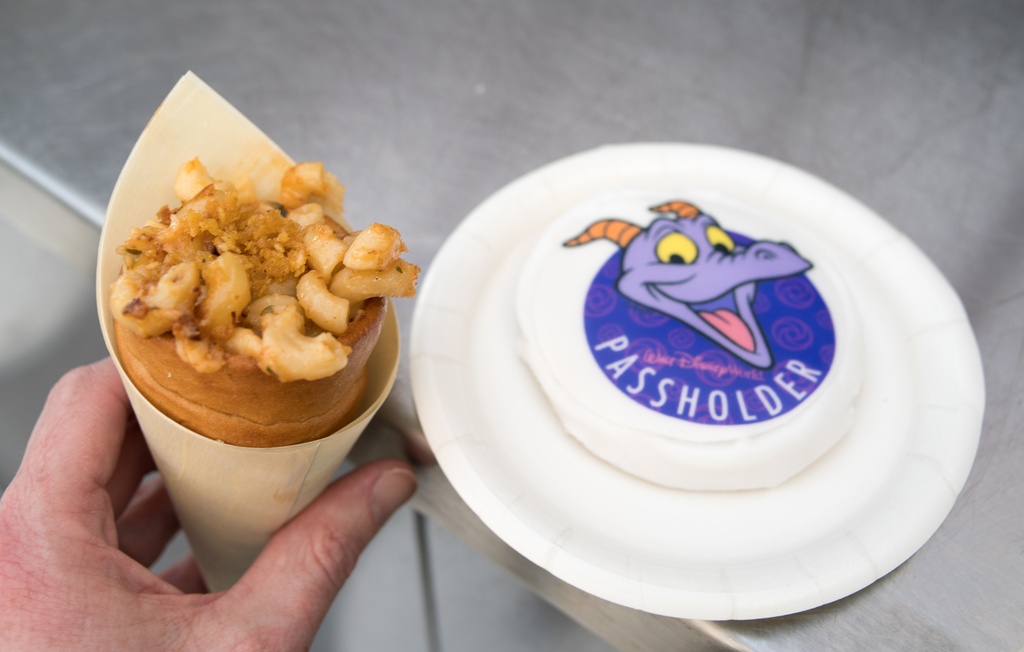 201901 WDW-041 Lobster Bacon Macaroni & Cheese served in a Warm Bread Cone and Passholder cookie from Taste Track.jpg