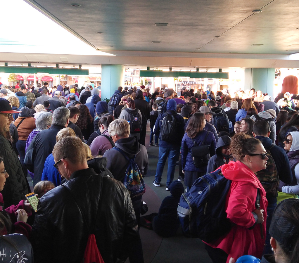 Early morning crowds at Hollywood Studios