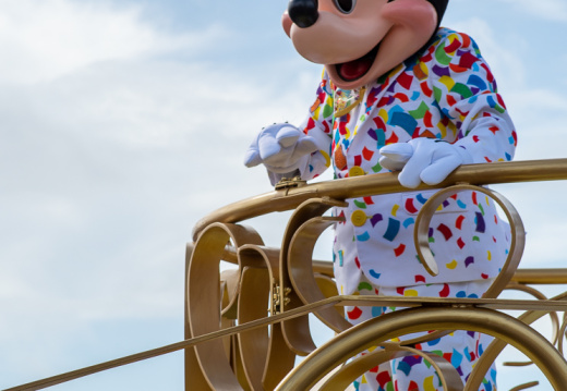 Move It! Shake It! MousekeDance It! Street Party