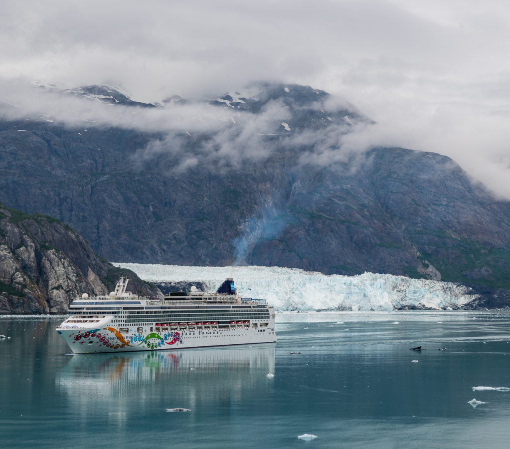 Norwegian Pearl leaving glacier