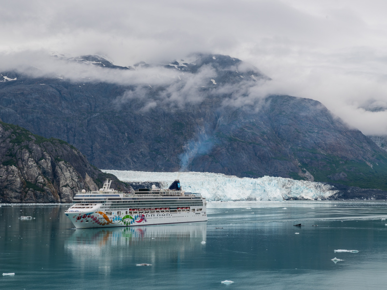 Norwegian Pearl leaving glacier