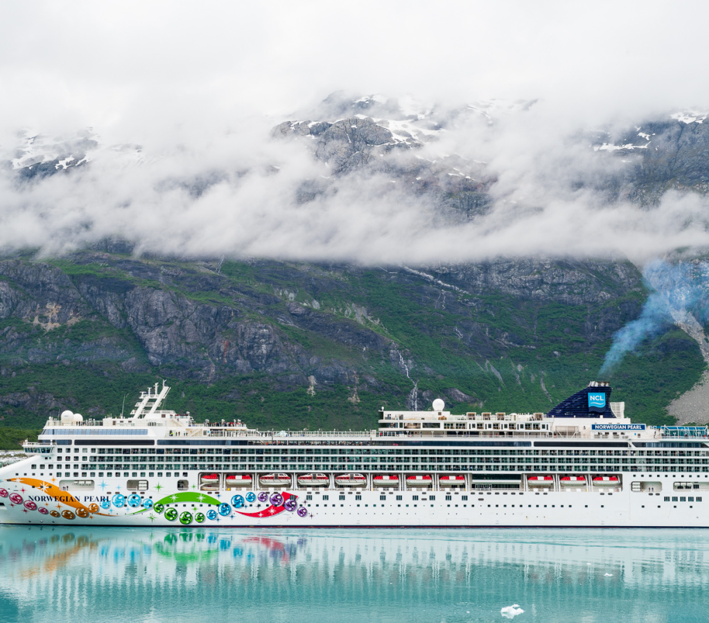 Norwegian Pearl leaving glacier