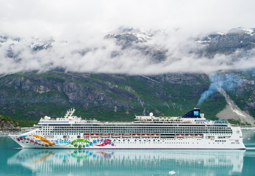 Norwegian Pearl leaving glacier