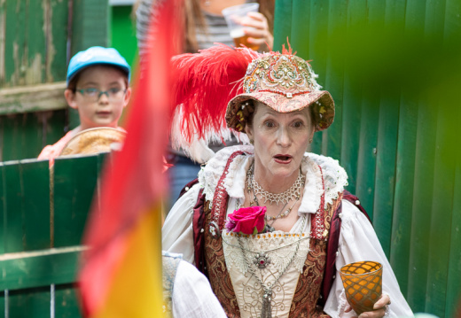 Leila and the queen in the maze