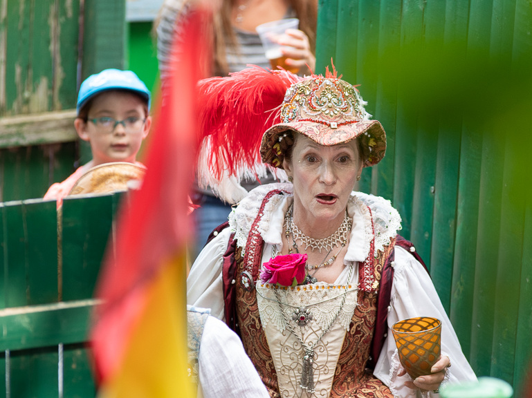 Leila and the queen in the maze