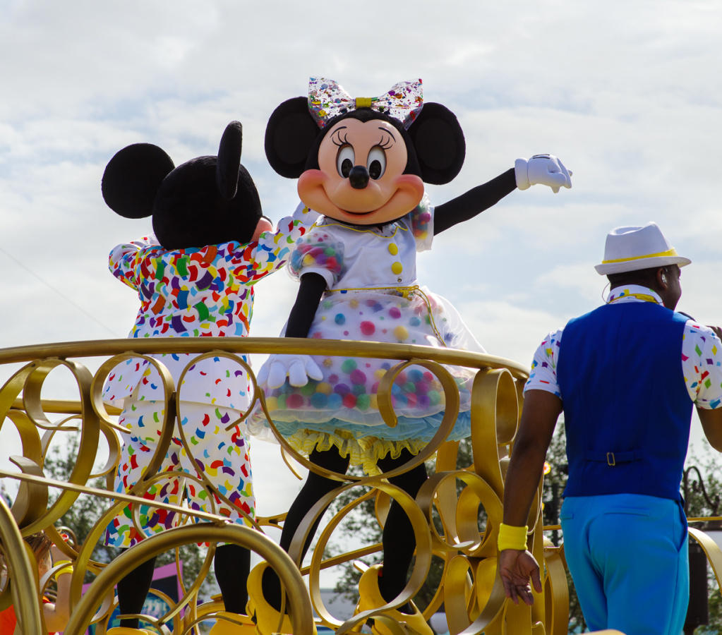 Move It! Shake It! MousekeDance It! Street Party