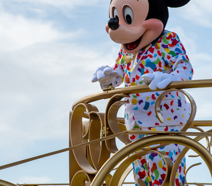 Move It! Shake It! MousekeDance It! Street Party