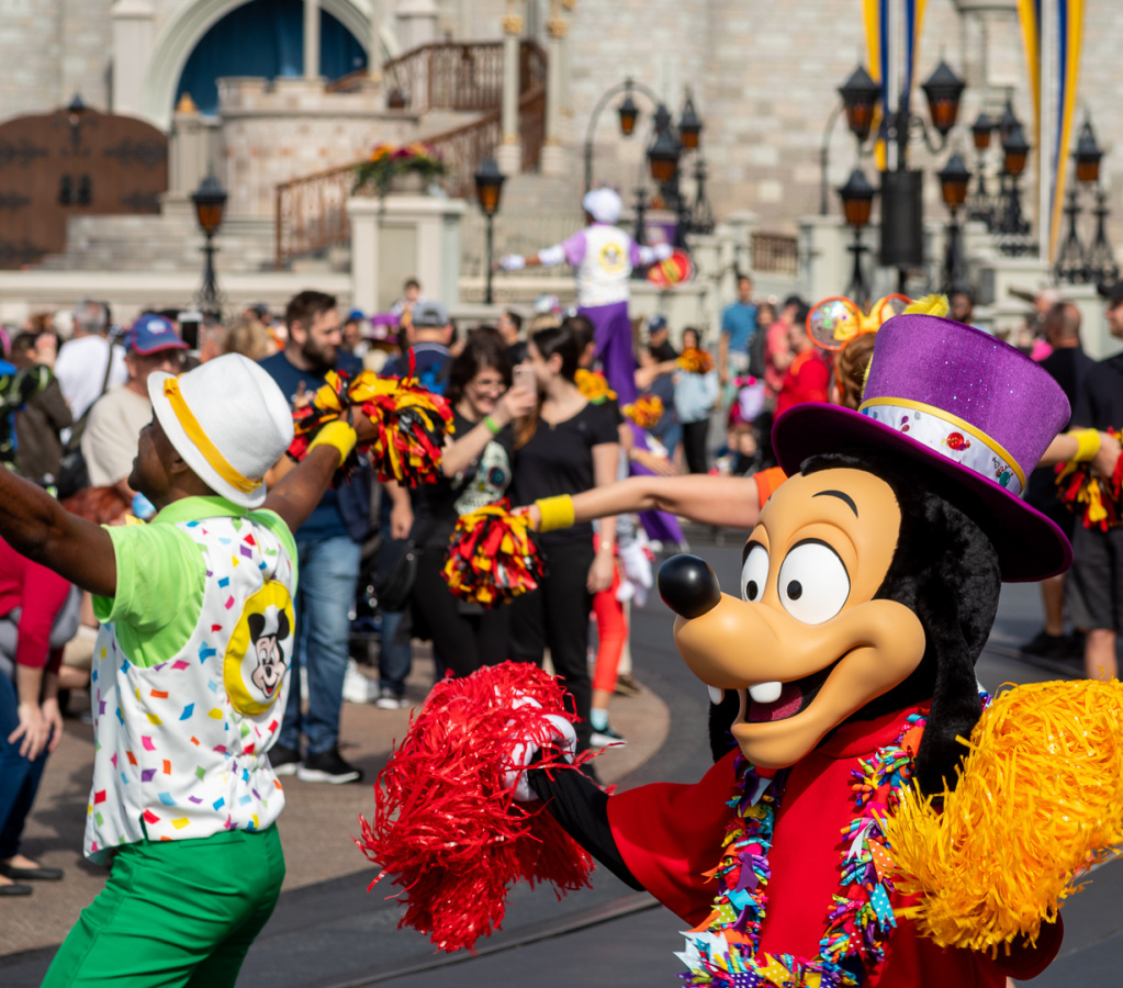 Move It! Shake It! MousekeDance It! Street Party